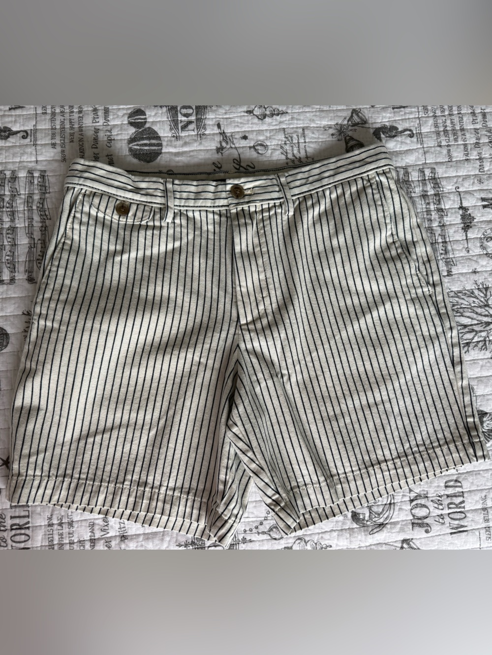 NWOT Banana Republic Men’s White Shorts with Navy Pinstripes - Size 33